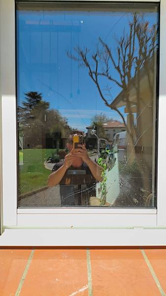 Un double vitrage ancien et embué qui ne joue plus son rôle d'isolant.