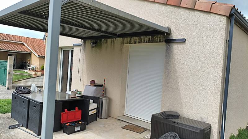 Pose de 3 volets solaires PROFALUX en alu à Plaisance-du-Touch par ML Menuiserie. Le confort sans fil !