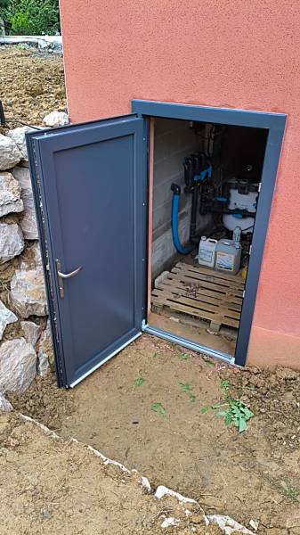 Porte de service sur mesure PREFAL en PVC Plaxé 7016 (Gris Anthracite) pour vide sanitaire à Thil (31).