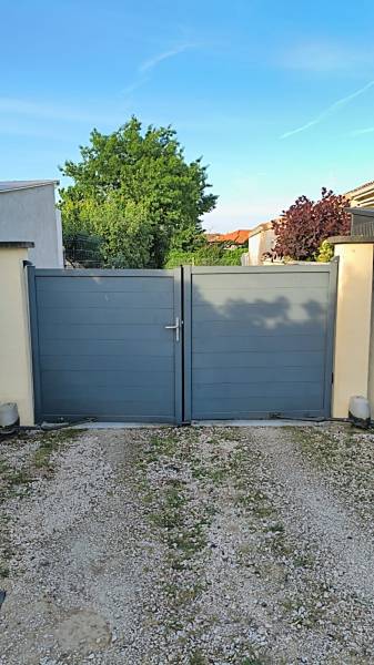 Ancien portail en aluminium avant son remplacement par ML Menuiserie, votre expert en rénovation sur la commune de Fonsorbes, membre du réseau PRO CONCEPT HABITAT.
