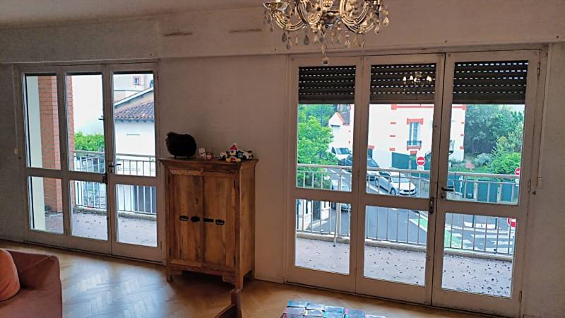 Rénovation menuiserie bois simple vitrage à Toulouse avant remplacement.