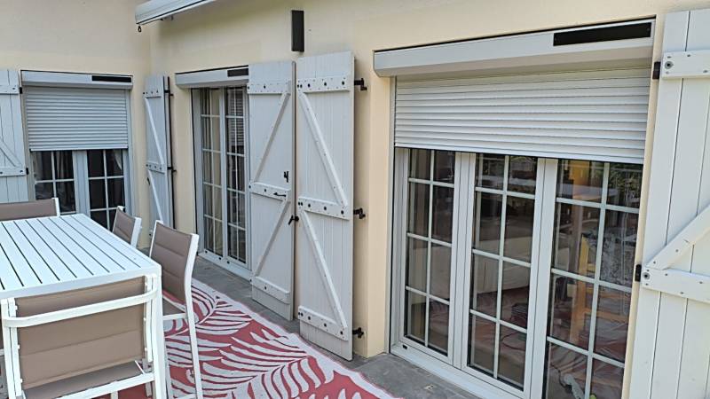 Pose de 5 volets roulants solaires en aluminium signés PROFALUX. Une façade modernisée et un confort thermique optimisé !