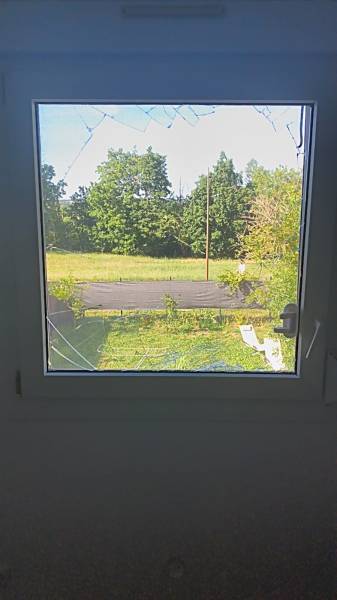 Dépannage urgent : Fenêtre PVC avec double vitrage cassé à Launaguet. Le constat avant l'intervention de ML Menuiserie pour un remplacement sécurisé et l'amélioration de l'isolation thermique de la maison.