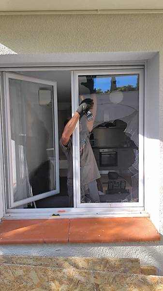 Vitrage brisé sur une fenêtre en PVC à Toulouse (31500) avant l'intervention de réparation.