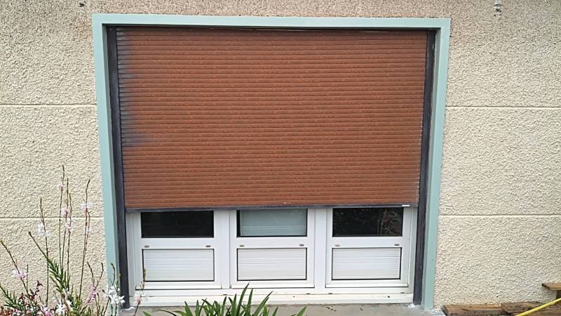 Un ancien volet roulant manuel fatigué, devenu difficile à manipuler et peu isolant pour cette maison de Fonsorbes.