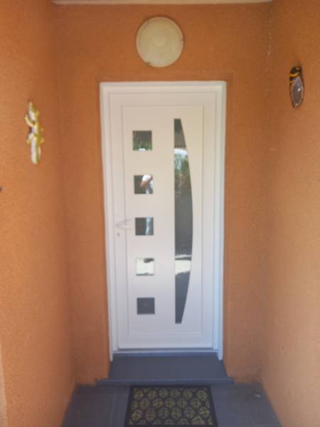 Pose d'une porte d'entrée en PVC Blanc sur Saint-Lys