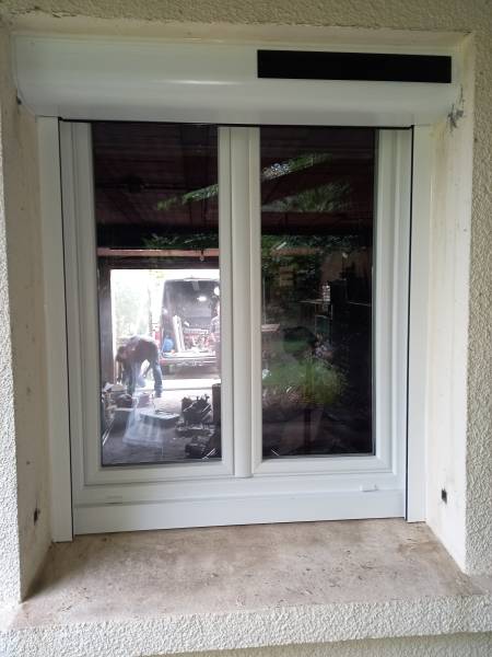 Pose en sur mesure d'un volet roulant solaire de chez PROFALUX sur la commune de Saint-Lys