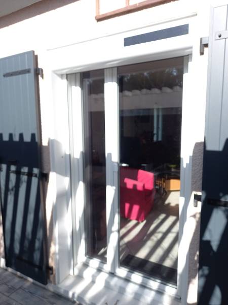 Installation d'une porte fenêtre en PVC blanc de chez PREFAL en Occitanie