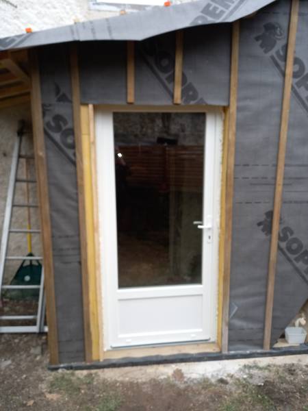 Pose en sur mesure d'une porte fenêtre en PVC blanc à Fronsac