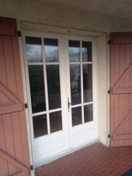 Remplacement d'une Porte fenêtre en bois par une Porte fenêtre en PVC blanc sur la commune de Saint-Lys