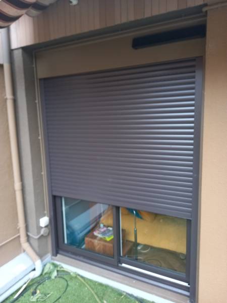 Pose d'un volet roulant solaire de couleur marron sur la commune de Toulouse