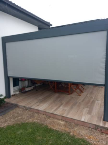 Installation de store ZIP sur pergola bioclimatique sur mesure à Cambernard près de Toulouse par ML Menuiserie de Fonsorbes