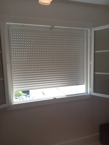 Pose en sur mesure d'un volet roulant solaire en aluminium sur Toulouse