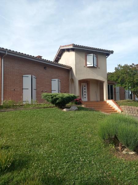 Pose de volets battants en en PVC blanc et en sur mesure sur la commune de Poucharramet