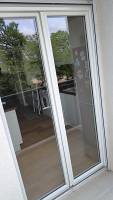 Porte-fenêtre 2 vantaux : luminosité et isolation optimisées.