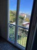 Installation d'une porte fenêtre en PVC blanc pour fermeture de Balcon à Toulouse